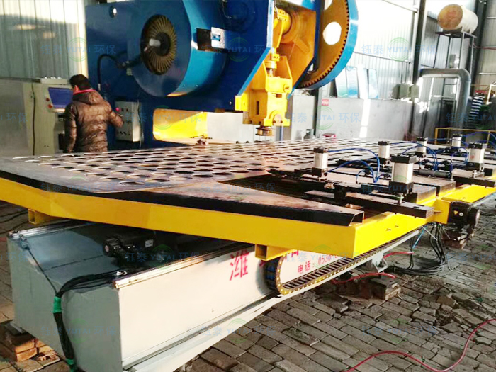 公司新購入一臺(tái)500T除塵器花板自動(dòng)沖床 公司新購入一臺(tái)500T除塵器花板自動(dòng)沖床